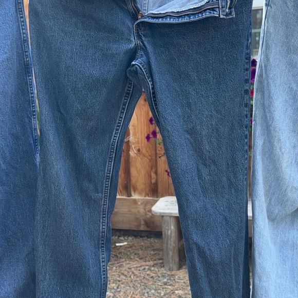 Arizona Men’s Jeans label is 38 x 32”actual is 38”x31” - Picture 2 of 6